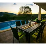 וילה Croatia Sea View With Heated Pool *
